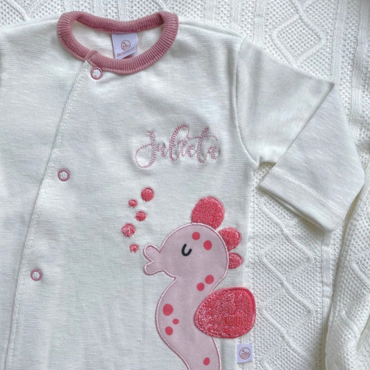 Vestido rosa con capas de tul para niña, fotografiado en maniquí.