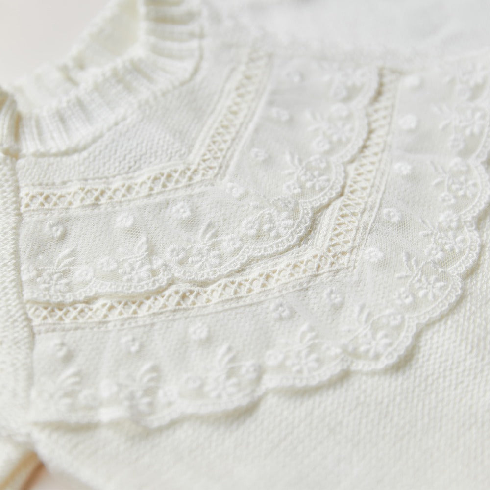 Disfraz romano infantil completo con túnica, capa y accesorios dorados.