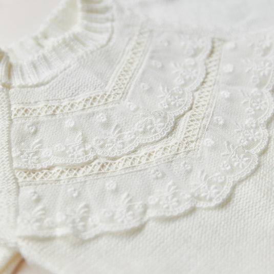 Disfraz romano infantil completo con túnica, capa y accesorios dorados.