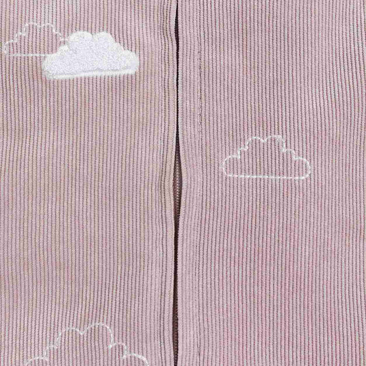 Saco de dormir rosa con estampado de nubes, ideal para recién nacidos.