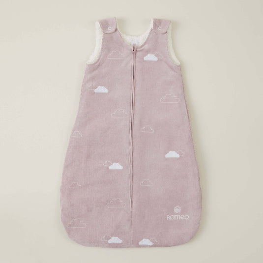 Saco de dormir para bebé con estampado de nubes en tonos azules y blancos.