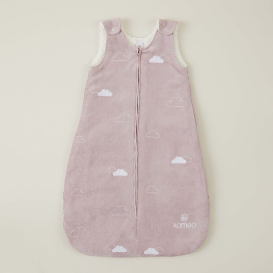 Saco de dormir para bebé con estampado de nubes en tonos azules y blancos.