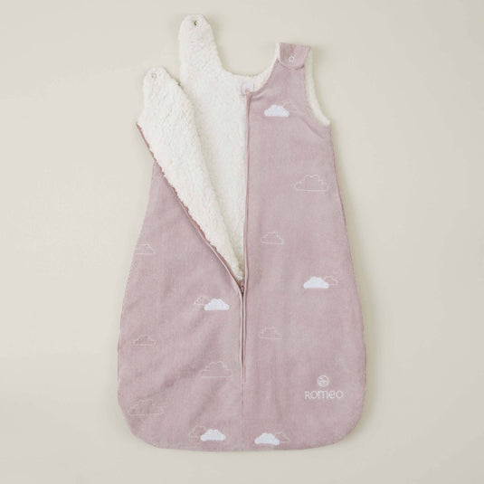Detalle del saco de dormir infantil con diseño de nubes y cierre de cremallera.