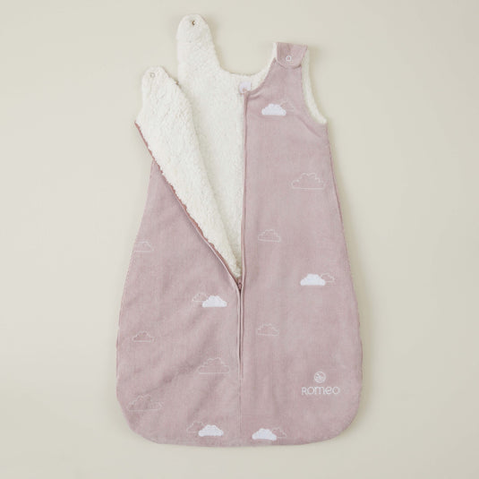 Detalle del saco de dormir infantil con diseño de nubes y cierre de cremallera.