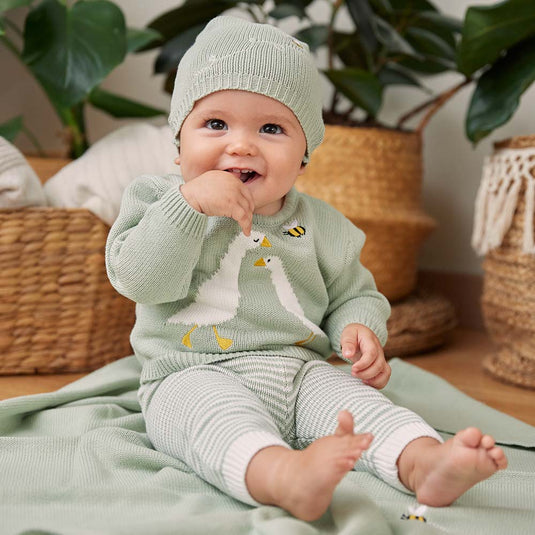Conjunto infantil de baño con estampado de patitos y gorro incluido