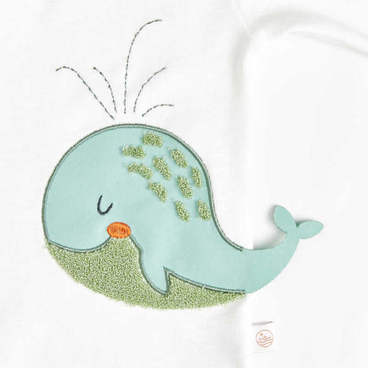 Vista completa de pijama infantil con diseño de ballena