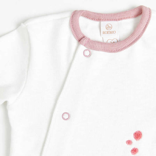 Detalle de la espalda del pijama 3D con caballito de mar y textura realista.