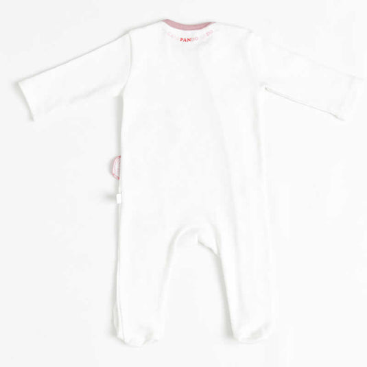 Niño sonriente modelando pijama 3D de caballito de mar en ambiente hogareño.