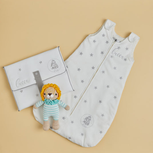 Saco de dormir infantil con estampado de estrellas y constelaciones en azul.