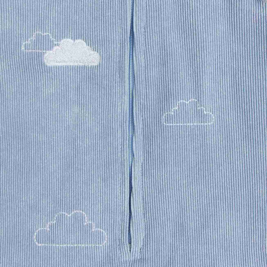 Saco de dormir azul con diseño de nubes, tejido suave y cómodo para bebés.