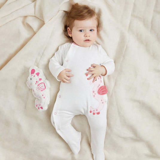 Pijama infantil con estampado de caballitos de mar en tonos azules y blancos.