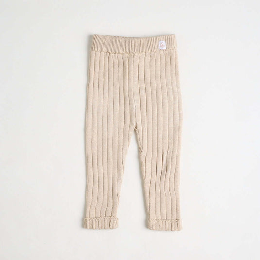 Pantalón acanalado color arena con diseño minimalista