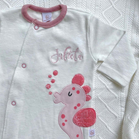 Vestido rosa con capas de tul para niña, fotografiado en maniquí.