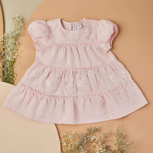 Vestido formal para niña en rosa con capas de tul y detalles en encaje.