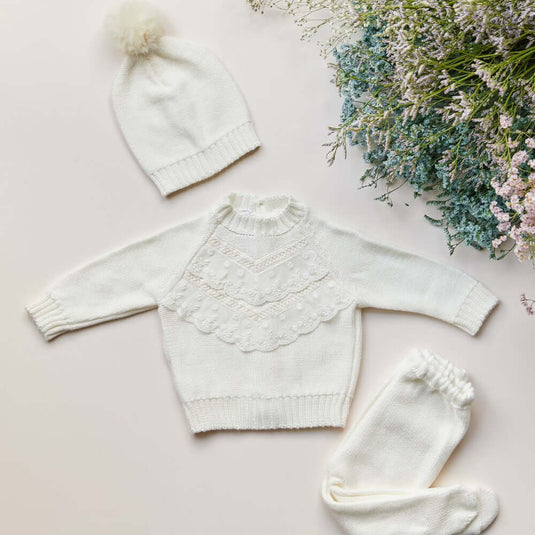 Niño modelando disfraz romano con capa roja y corona de laurel dorada.